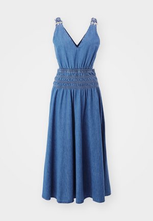 Rochie midi din denim albastru fără mâneci, cu decolteu în V, talie elastică pliată și detalii cu volane la bretele, pe un fundal simplu.