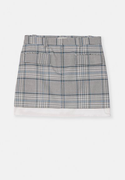 Kockás mini szoknya fekete, fehér és kék színben. Két elülső zsebbel és egy egyszínű fehér szegéllyel rendelkezik. Könnyű, sima textúrájú anyag.