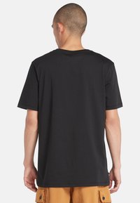 Zwarte korte mouwen t-shirt van katoen, met een eenvoudig ronde hals ontwerp en een rechte zoom. De stof ziet er glad en lichtgewicht uit.