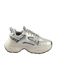 Stříbrné atletické tenisky se síťovinou a syntetickými materiály, silnou bílou mezipodešví, černou gumovou podešví a šněrovacím designem s logem.