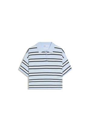 Polo a maniche corte azzurro chiaro con strisce orizzontali nere, bianche e beige e una patta con tre bottoni al colletto