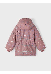 Børns mauve hættejakke med elastisk talje, ribbede ærmer og skinnende, flerfarvet sommerfugltryk, vist fra ryggen.