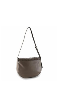 Borsa a tracolla in pelle marrone con una texture intrecciata nella parte superiore, forma curvata, tracolla regolabile e superficie liscia sul corpo.