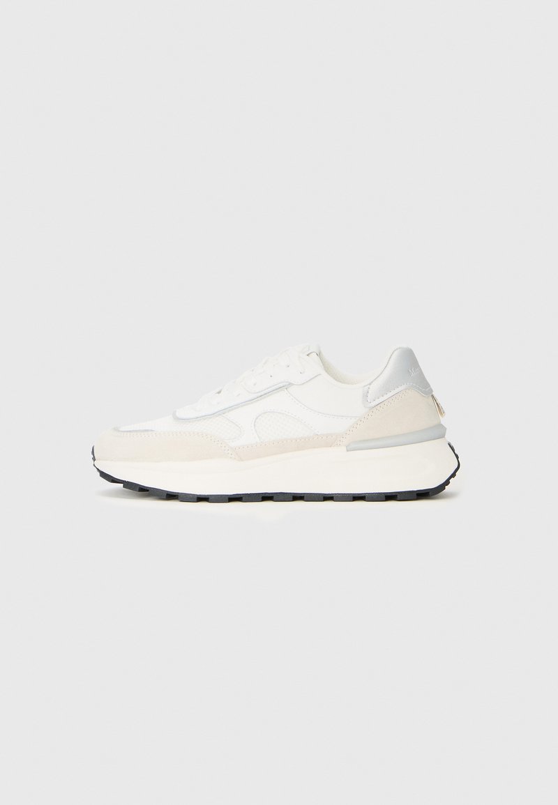 Witte sneaker met een bovenwerk van suede en mesh, rubberen zool, gewatteerde kraag en contrasterende grijze accenten. Bevat een vetersluiting voor een veilige pasvorm.