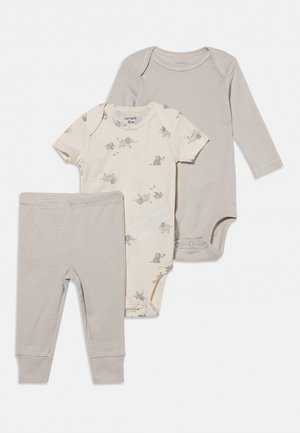 Ensemble de vêtements pour bébé trois pièces avec body beige rayé à manches longues, pantalon assorti et body à manches courtes avec imprimé éléphant gris.