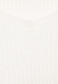 Maglione bianco a maglia con un motivo testurizzato a coste e design a scollo a V. Il tessuto sembra morbido e spesso per garantire calore.