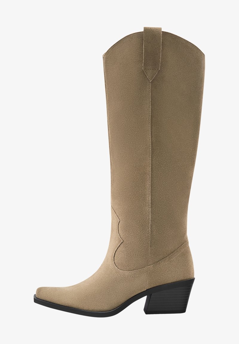 Bottes cowboy en daim beige montant jusqu'au genou, avec un bout pointu, des accents cousus, et un talon empilé noir pour la stabilité.
