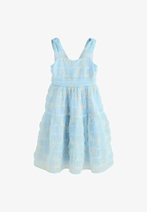 Helehall sinine varrukateta tüdrukute kleit tikandiga valgete ja kollaste lillemustritega ning kogutud seelikuga valgel taustal.