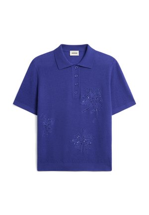 Kurzarm-Poloshirt in leuchtendem Lila, mit Knopfleiste und bestickten floralen Designs mit Akzenten. Texturierte Stoffoberfläche.