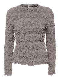 Blouse mauve à manches longues avec un tissu texturé plissé, col rond, légère évasement à l'ourlet, et fermeture par bouton en forme de clé au dos.