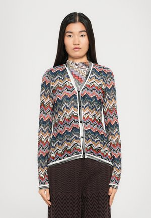 Cardigan multicolore avec motif en zigzag, fabriqué en maille légère, doté d'un décolleté en V, de boutons et de finitions contrastantes.