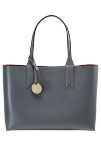 Szara skórzana torba tote o gładkiej fakturze, z dwiema długimi uchwytami, złotą zawieszką oraz podszewką w kontrastowym kolorze.
