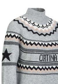 Grijze gebreide trui met een hoge kraag, zigzag- en sterpatronen in zwart, wit en roze, met "CORTINA" geborduurd op de voorkant.