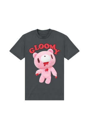 T-shirt gris foncé avec texte rouge « GLOOMY » et un dessin d'ourson rose montrant des taches rouges sur sa bouche, sa poitrine et ses griffes.