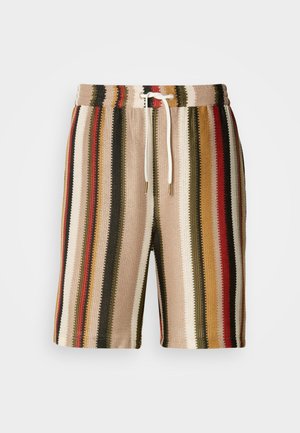 Pantalones cortos a la altura de la rodilla con un patrón de rayas en tonos beige, rojo, verde y marrón. El material parece texturizado, con una cinturilla elástica y cordón ajustable.