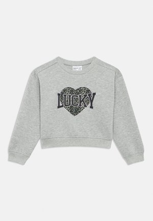 Lys grå cropped genser med lange ermer, leopardmønstret hjerte og ordet "LUCKY" i fete bokstaver på forsiden.