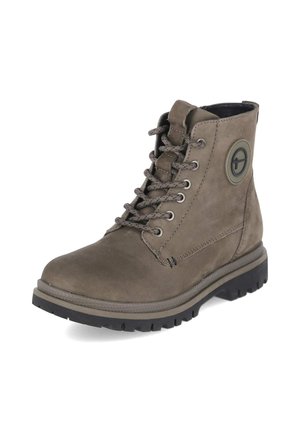 Brauner Leder-Schnürstiefel mit schwarzer Gummisohle und rundem Logo-Patch an der Seite.