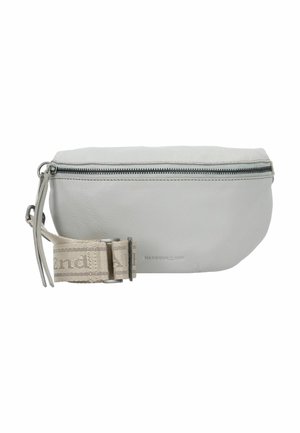 Pochette in pelle grigia chiara con finitura texture, dotata di una zip superiore e di una tracolla in tessuto con fibbia metallica. Accentuata da un branding discreto.