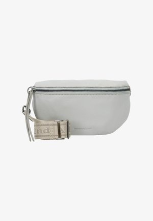 Lichtgrijze leren envelop met een gestructureerde afwerking, voorzien van een bovenrits en een stoffen riem met een metalen gesp. Gekenmerkt door subtiele branding.