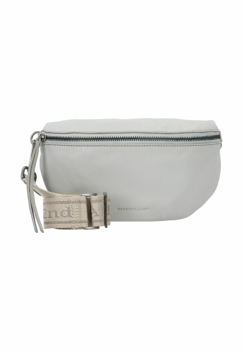 Pochette in pelle grigia chiara con finitura texture, dotata di una zip superiore e di una tracolla in tessuto con fibbia metallica. Accentuata da un branding discreto.