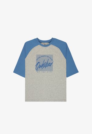T-shirt raglan à manches courtes avec manches et col bleus, corps gris, et logo "Quiksilver" bleu avec texte sur la poitrine.