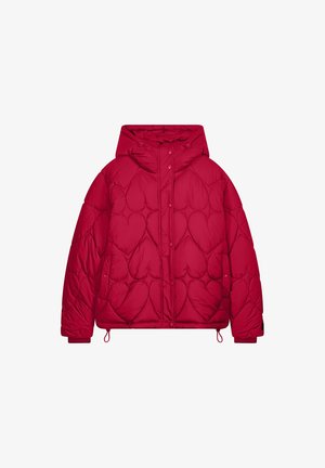 Rode pufferjack met een capuchon, uitgerust met een hartvormig quiltpatroon, een sluiting met drukknopen aan de voorkant, elastische manchetten en een verstelbare koord onderaan.