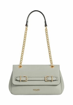 Borsa a mano in pelle grigio chiaro con forma strutturata, tracolla a catena dorata e doppie fibbie decorative sulla parte anteriore. Logo del marchio posizionato in basso.