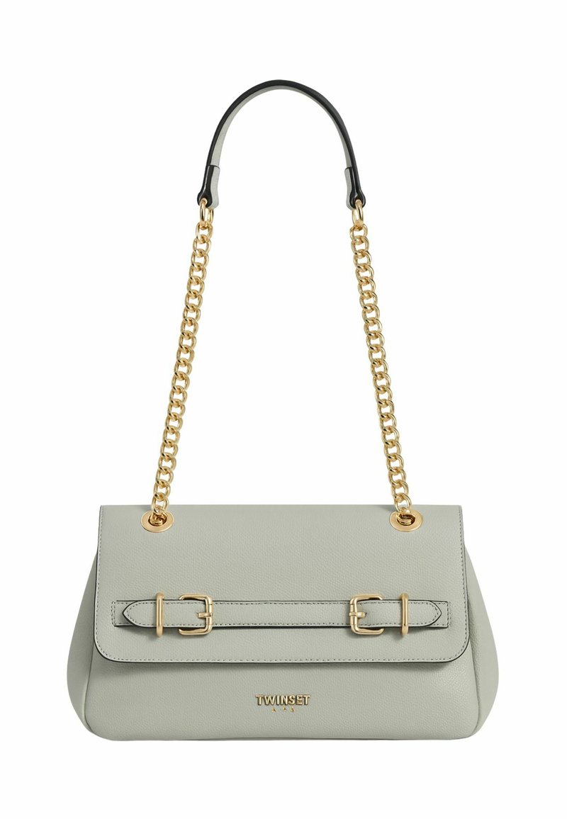 Borsa a mano in pelle grigio chiaro con forma strutturata, tracolla a catena dorata e doppie fibbie decorative sulla parte anteriore. Logo del marchio posizionato in basso.