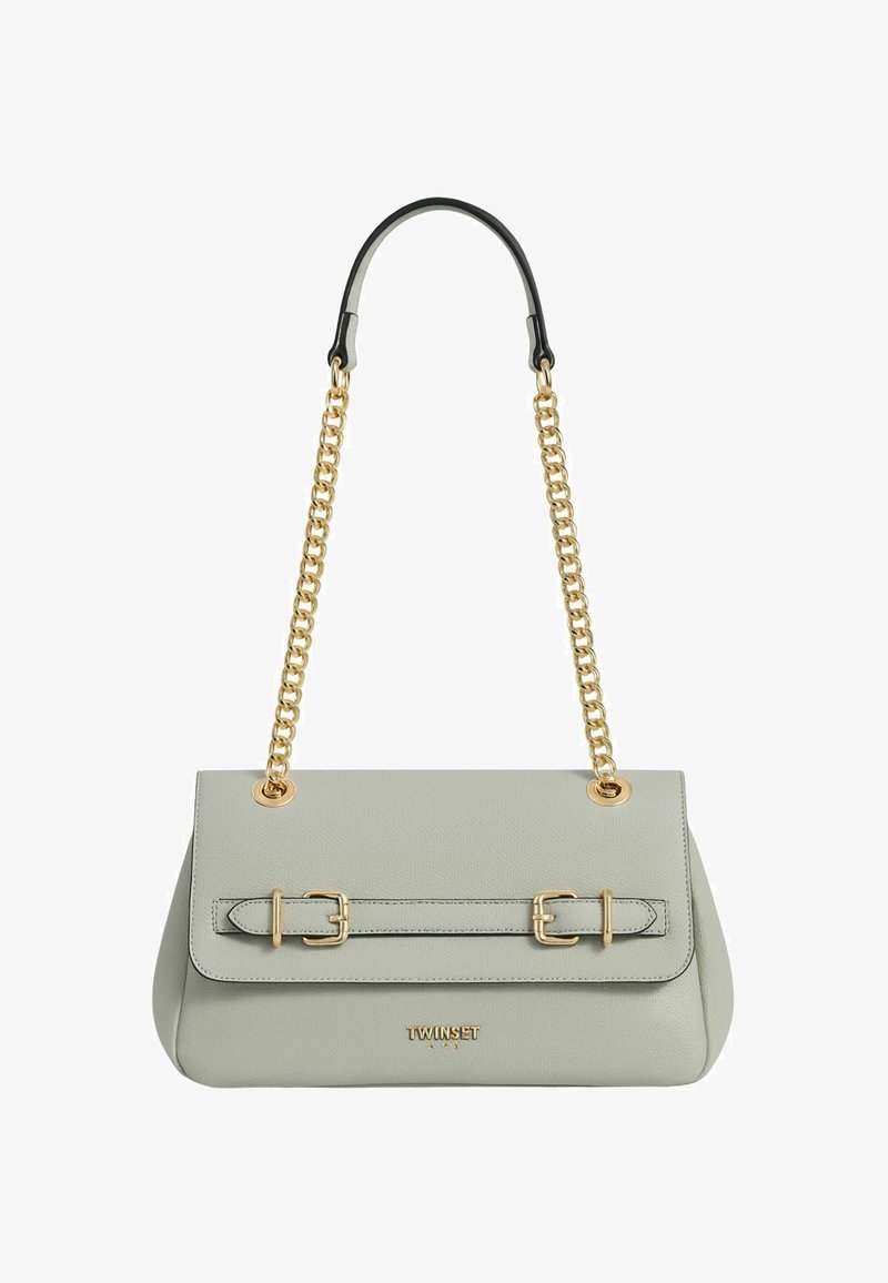 Borsa a mano in pelle grigio chiaro con forma strutturata, tracolla a catena dorata e doppie fibbie decorative sulla parte anteriore. Logo del marchio posizionato in basso.