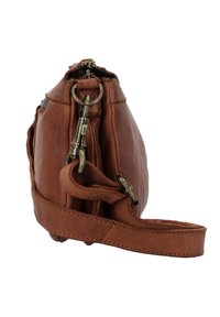 Borsa a mano in pelle marrone con chiusura a zip, accessori decorativi, tracolla regolabile e finitura morbida e strutturata. Design compatto.