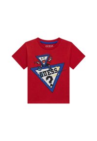 Rotes Baumwoll-T-Shirt mit einem blauen dreieckigen Grafiken, das einen lächelnden Charakter zeigt, und dem Wort "GUESS" in fetten schwarzen Buchstaben.