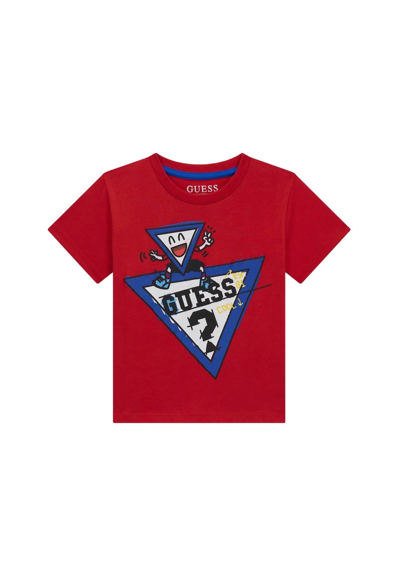 Rotes Baumwoll-T-Shirt mit einem blauen dreieckigen Grafiken, das einen lächelnden Charakter zeigt, und dem Wort "GUESS" in fetten schwarzen Buchstaben.