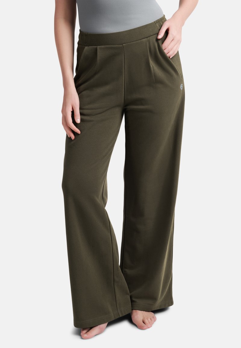 Olijfgroene wijde broek gemaakt van zachte stof, met een comfortabele elastische tailleband en zijzakken. Geen opmerkelijke patronen of accenten.
