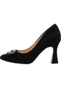 Décolleté nera in suede con una decorazione a fibbia metallica quadrata sulla punta e un tacco curvo e svasato.