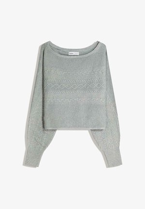 Hellgrauer Strickpullover mit texturierten Zopfmustern, weitem Ausschnitt und überschnittenen Schultern. Der Stoff wirkt weich und leicht voluminös.