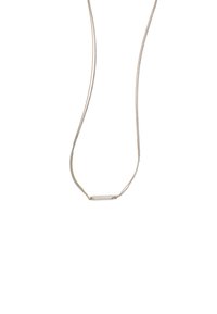 Collier chaîne en argent avec un pendentif rectangulaire lisse et transparent au centre, présentant des accents dorés aux extrémités.