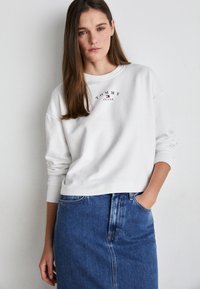 Tommy Jeans - ESSENTIAL LOGO CREW - Collegepaita - white Pienoiskuva 1