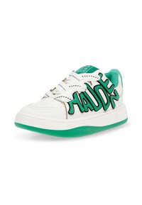 Witte sneaker met groene accenten, met een gestructureerd oppervlak en een gedurfde groene "MAUDE"-ontwerp aan de zijkant. Vlakke witte veters en een rubberen zool.