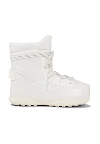 Biały ocieplany zimowy but z miękką tkaninową powierzchnią, teksturowaną podszewką z futerka syntetycznego oraz płaską gumową podeszwą. Posiada ozdobne sznurowadła i pasek z tyłu.