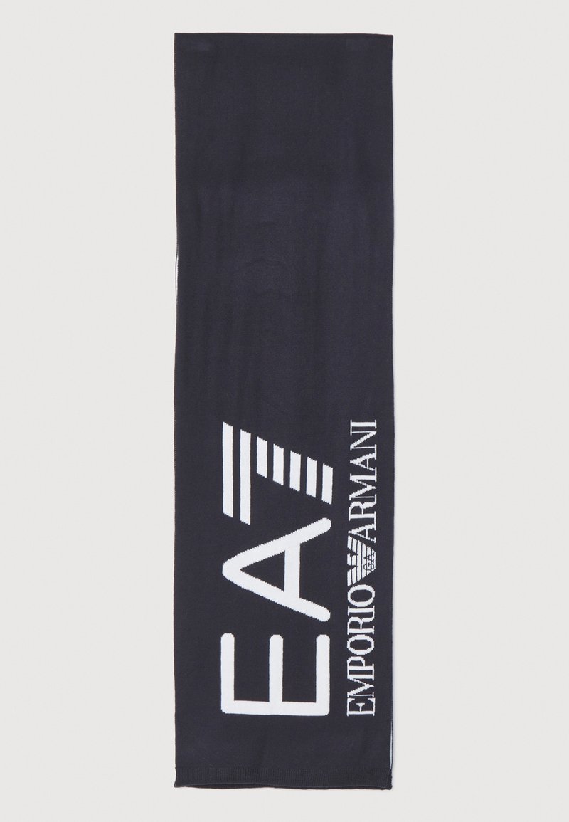 Fular negru cu un design oversized al unui logo alb care citeste "EA7 EMPORIO ARMANI", realizat dintr-un material moale cu o textura neteda.