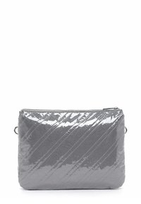 Bolso gris acolchado con un acabado brillante, que presenta patrones de costura diagonales y un cierre con cremallera. Incluye herrajes en forma de lazo en los lados.
