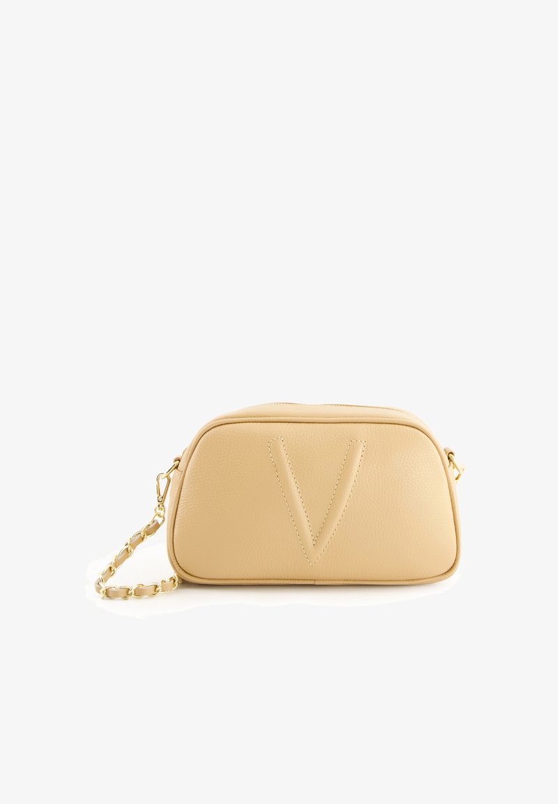 Cremfarbene Ledertasche mit einer runden Form, die auf der Vorderseite ein auffälliges geprägtes "V" und einen goldenen Kettenriemen aufweist.
