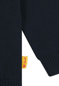 Marine gebreide trui met ribgebreide manchetten, een gladde textuur en een gele label met een berenlogo. Elegante, functionele ontwerp geschikt voor verschillende gelegenheden.