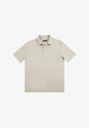 Camisa polo de manga corta beige, con un tejido texturizado, cuello doblado y una tapeta de tres botones, con variaciones sutiles en el color.
