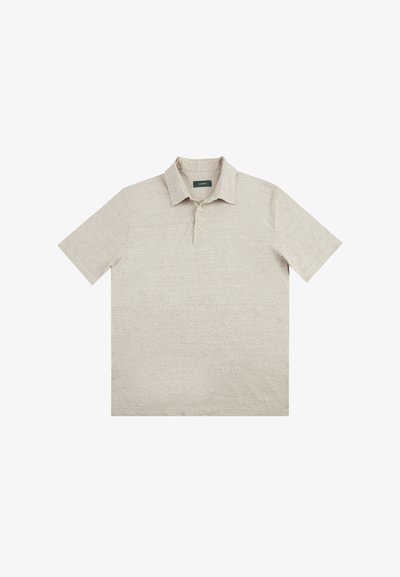 Beżowa koszulka polo z krótkim rękawem, charakteryzująca się teksturowanym materiałem, złożonym kołnierzykiem i zapięciem na trzy guziki, z subtelnymi wariacjami kolorystycznymi.