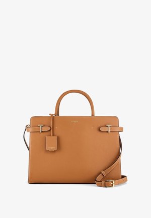 Bolso de mano de cuero marrón claro con diseño estructurado, doble asa superior, correa de hombro desmontable, herrajes dorados y una pequeña etiqueta de equipaje.