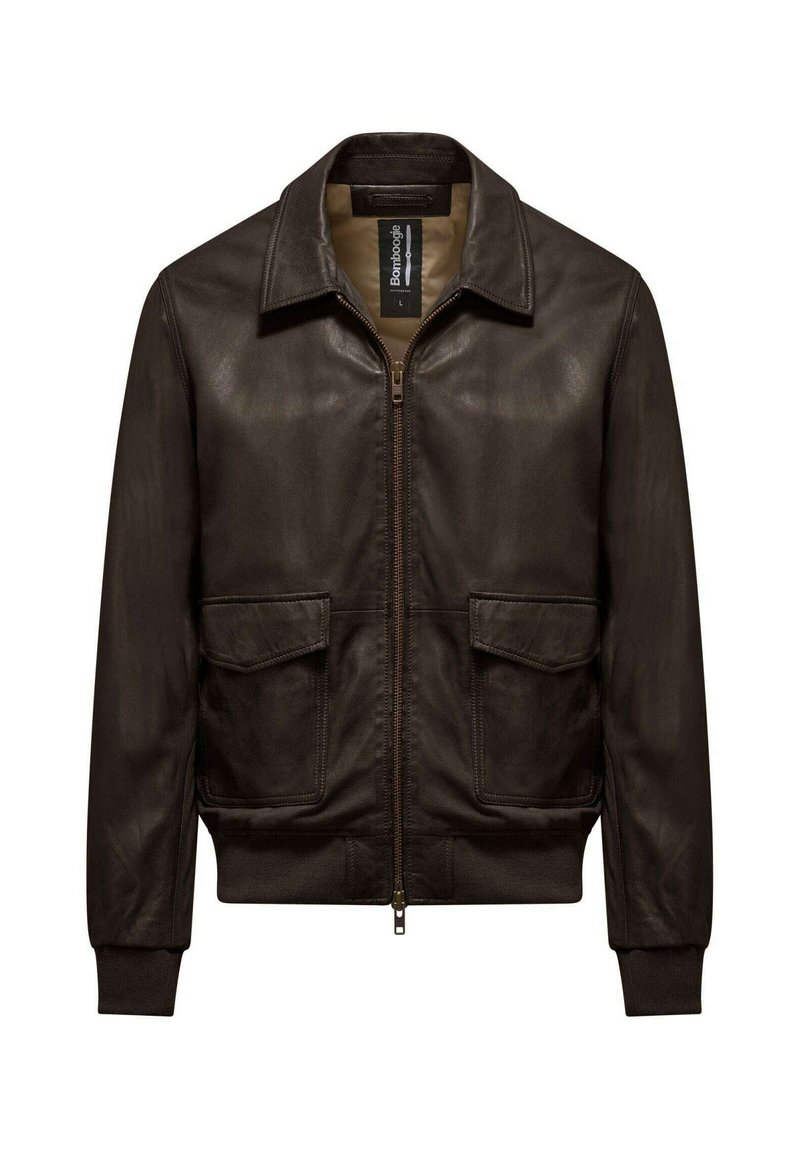 Giacca bomber in pelle marrone con chiusura frontale a zip, colletto a punta, polsini a coste e due tasche frontali. Texture liscia con una finitura leggermente lucida.