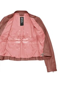 Giacca di pelle marrone con finitura liscia, dotata di una fodera interna rosa, un motivo a libellula e una tasca con zip sul lato.