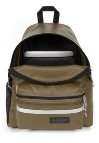 Sac à dos vert olive en matériau durable, avec un intérieur spacieux, une poche frontale zippée et des accents noirs. Doté d'une poignée supérieure.
