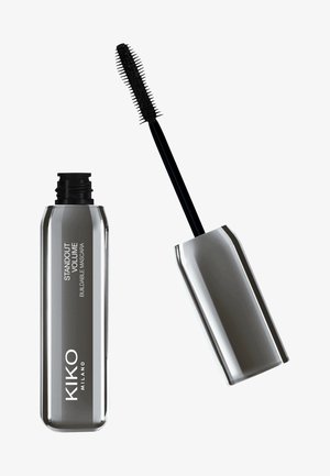 Tube di mascara rettangolare argento con un wand nero con setole corte, etichettato "Standout Volume Buildable Mascara" in testo bianco.